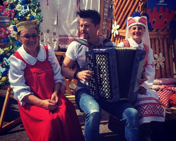 Тео - певец, музыкант, шоумен